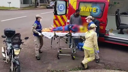 Menino de oito anos fica ferido após colisão entre motos