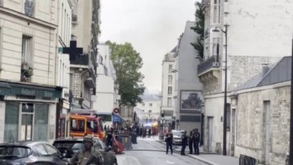 下载视频: Un gran incendio en París por una explosión de gas provoca el derrumbe de un edificio