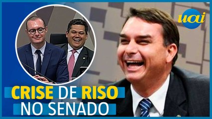 Flávio Bolsonaro erra nome e causa riso em votação de Zanin