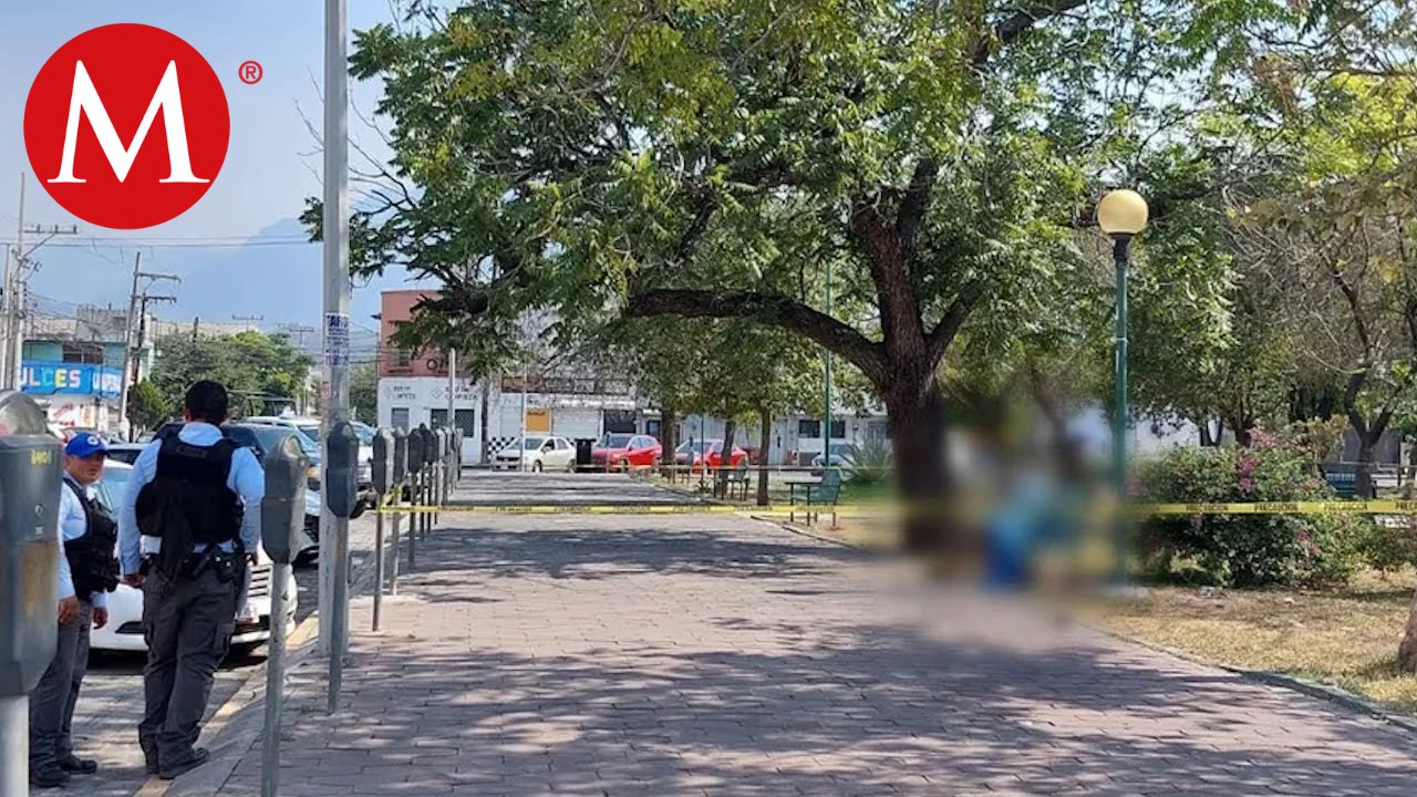 Fallece hombre en plaza de Monterrey, investigan presunto golpe de calor