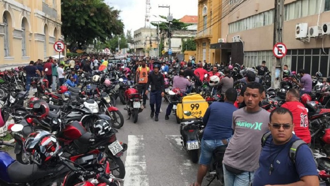 Motoqueiros de aplicativos protestam em João Pessoa em prol de legalização para transportar passageiros