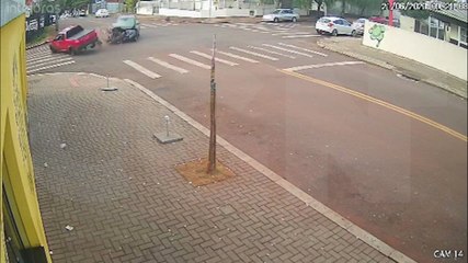 Câmera registra forte colisão na Rua Fortaleza