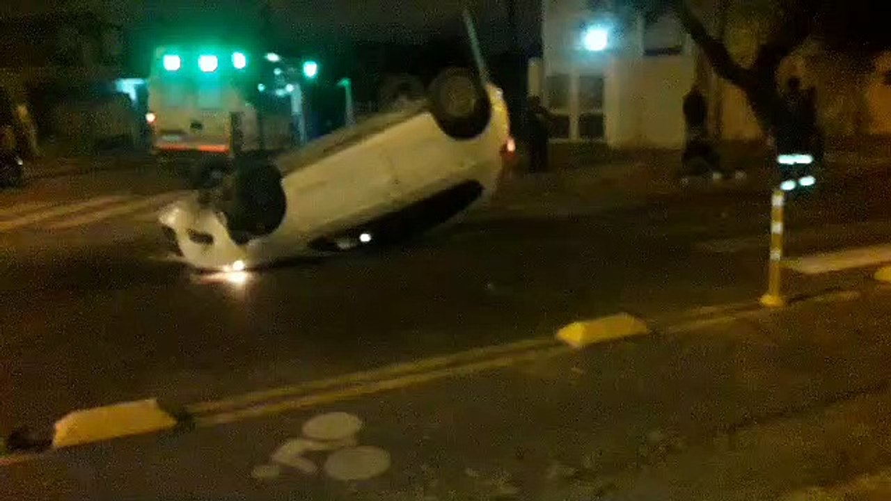 Volcó un auto en la avenida Roberto Romero, en...