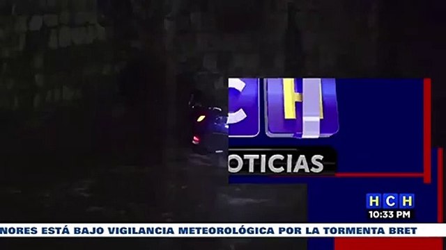 Carro termina en una quebrada de la capital producto de las fuertes lluvias