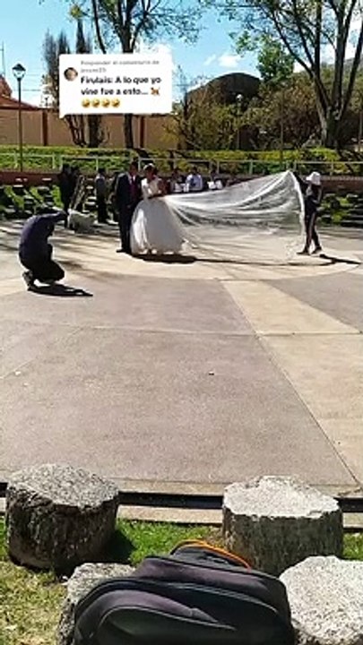 ¿Será una señal? Perrito arruina la sesión de f...
