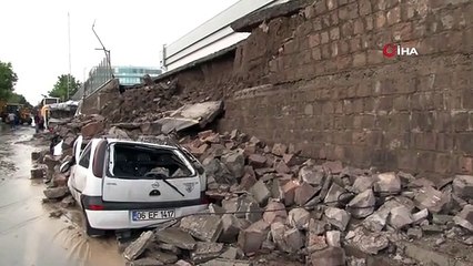 Kayseri'de selde fabrikanın duvarı yıkıldı, 4 araç hurdaya döndü