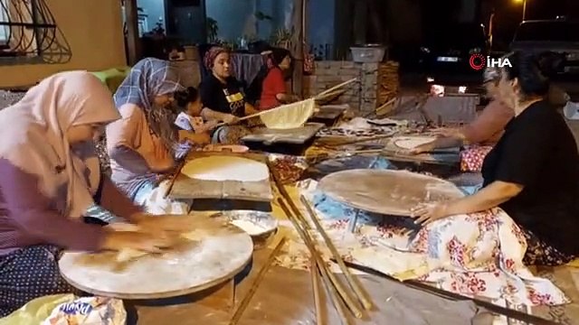 Depremzede kadınlar bayram için imece usulü yufka ekmek pişirdi