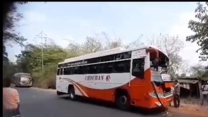 सिवनी: निजी यात्री बस हुई दुर्घटनाग्रस्त,यात्रियों में मची अफरा तफरी