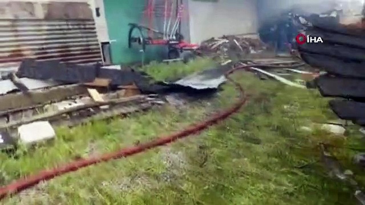 Pazaryolu'nda korkutan yangın 12 ev 3 ahır kül oldu, 4 büyükbaş hayvan telef oldu