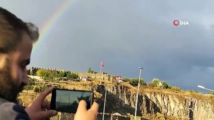 Tarihi Ardahan Kalesi'nin üzerinde ortaya çıkan gökkuşağı mest etti