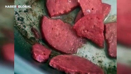 Marketten aldı tavaya koydu, sucuğun içinden kurtçuk fışkırdı!