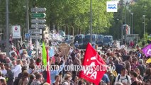 Protestos contra dissolução pelo governo de grupo ecologista que promete resistir