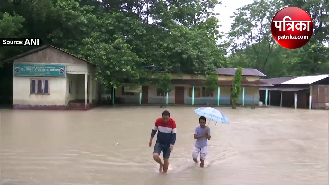 असम में बाढ़ ने मचाई तबाही: इंसान से लेकर जानवरो...