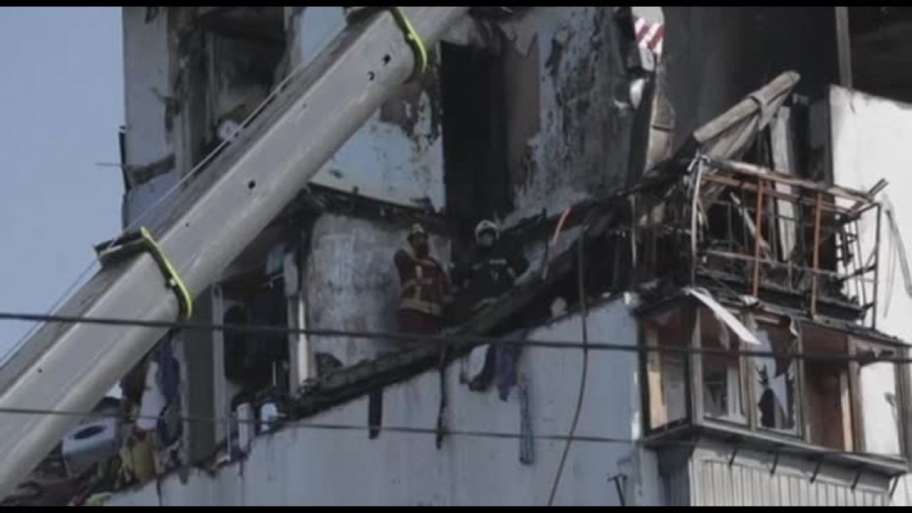 Ucraina, esplosione e incedio in un edificio di Kiev: due morti