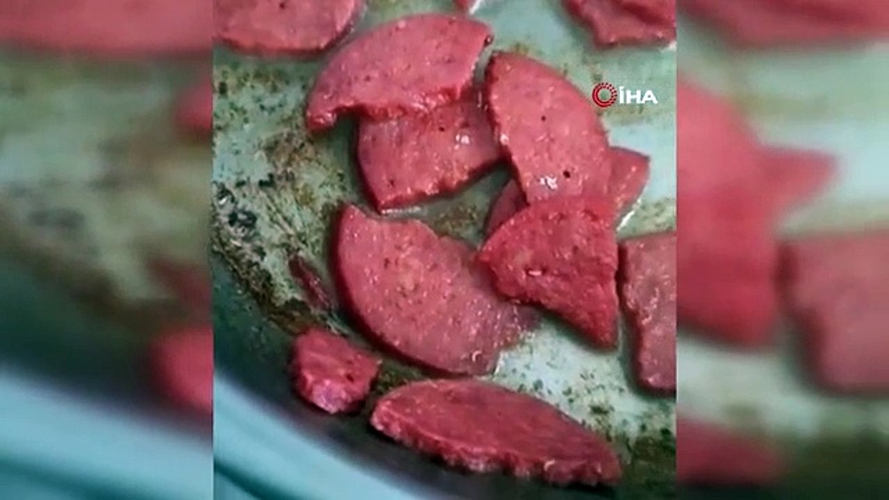 Asticot trouvé dans la saucisse qu'il a achetée au marché