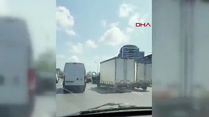 Kamyonet şoförlerinin yol verme kavgası kamerada!