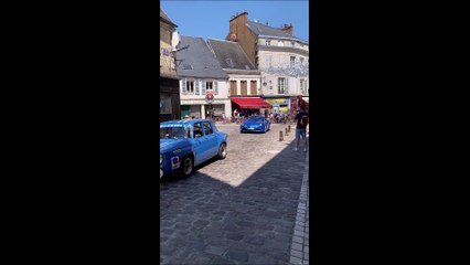 Défilé de voitures anciennes Laon le 28 05 2023.