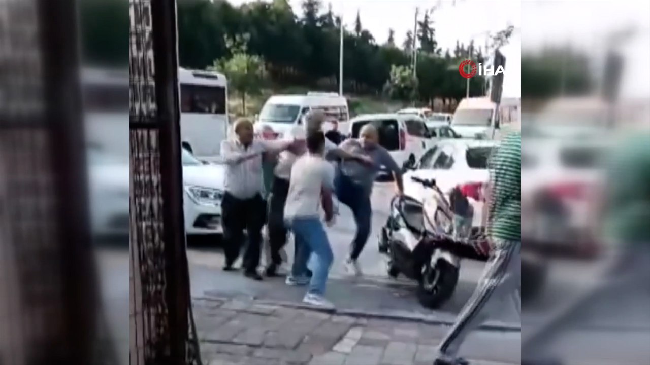 Yol verme tartışmasında cadde boks ringine döndü!