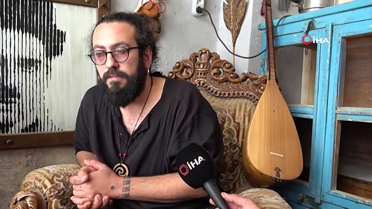 Hayatını kaybeden saz ustası ağabeyinin hatırasını yaşatmak için genç usta kolları sıvadı