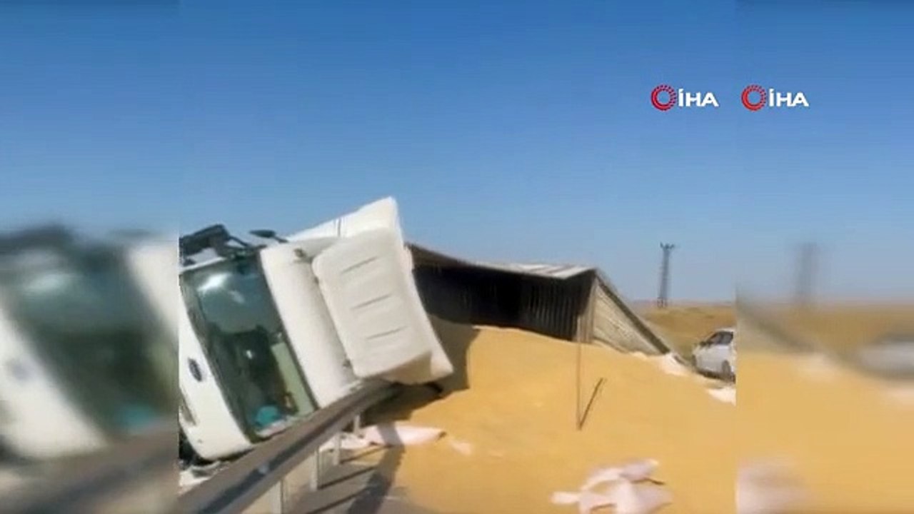 Arpa yüklü tır devrildi: 2 yaralı Karayolu arpa tarlasına döndü