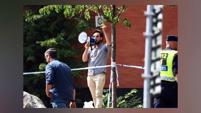 İsveç'te cami önünde Kur'an-ı Kerim yakıldı, polis sadece izledi