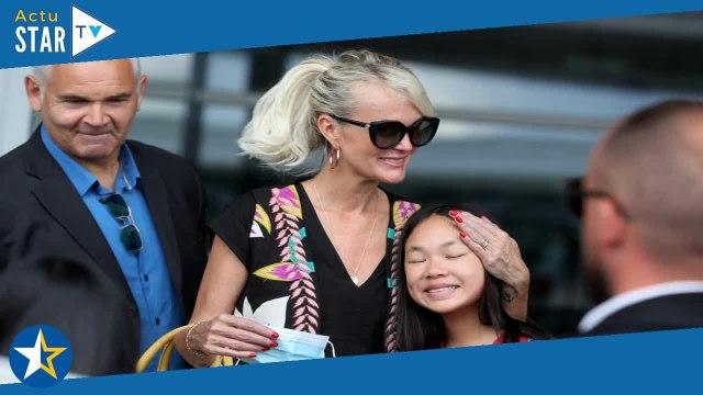 Laeticia et Joy Hallyday de sortie à Paris ! Looks de stars dans le carré VIP face à la tour Eiffel