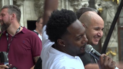 Les coaches des Belgian Cats portés en triomphe par leur public sur la Grand-Place de Bruxelles
