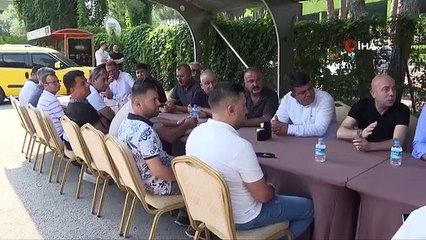 Le ministre Ersoy a célébré avec des chauffeurs de taxi à Belek, une région touristique