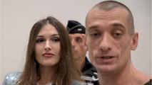 GALA VIDEO - Benjamin Griveaux : robe osée, tensions avec les journalistes… Alexandra de Taddeo réapparaît au procès