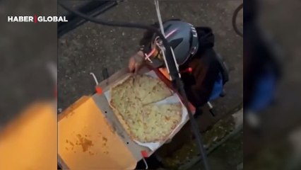 Müşteriye götüreceği pizzayı yiyen kuryenin görüntüleri sosyal medyada gündem oldu! Hiç dokunulmamış izlenimi verdi