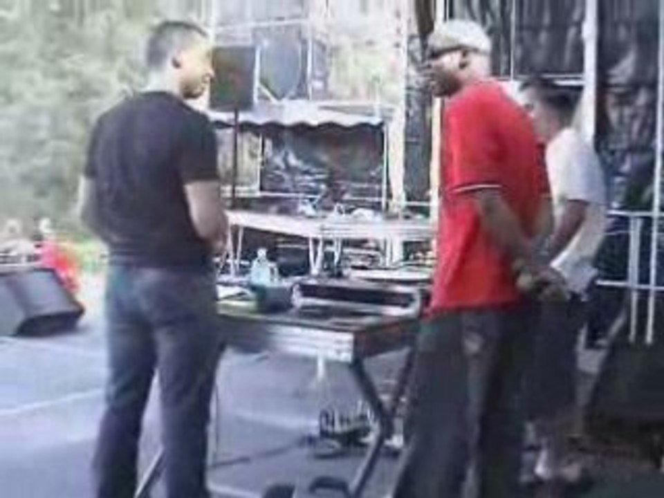 rohff en répétition sur une petite scène