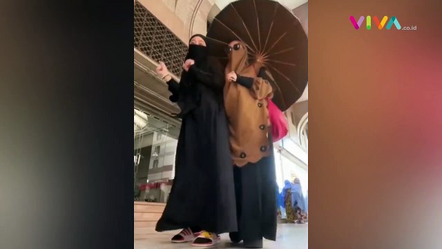 Selebgram Asyik Joget Pakai Cadar di Tanah Suci