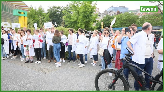 Plusieurs centaines de médecins généralistes en colère investissent l’esplanade des Guillemins