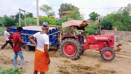 Скачать видео: सड़क पर गड्ढों में फसी गिट्टी से भरी ट्रैक्टर-ट्रॉली