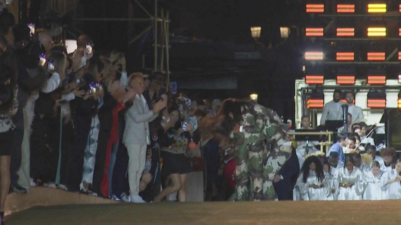 Premier défilé de Pharrell Williams pour Louis Vuitton, sur le Pont-Neuf à Paris