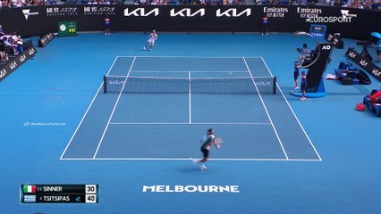 Tsitsipas était injouable : sa démonstration de force face à Sinner en vidéo