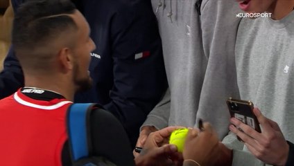 La victoire et une bière bien méritée : Nick Kyrgios célèbre sa qualification avec les fans