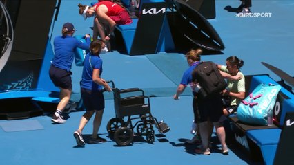 En larmes, la Française Tan a été évacuée de la Margaret Court Arena en fauteuil roulant