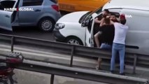 İstanbul’da yumruklu trafik kavgaları kamerada! Aldığı darbeyle bariyerlerin diğer tarafına düştü