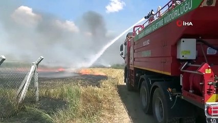 Tải video: Tarım arazisinde çıkan yangına havadan ve karadan müdahale edildi