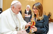 Papa Francisco é presenteado por Janja com imagem de Nossa Senhora de Nazaré