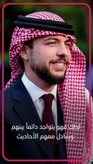 بساطة الأمير الحسين .. يتجول بالدراجة