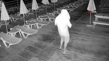 Une personne qui a jeté des parasols à la mer à Antalya a été filmée par une caméra de sécurité