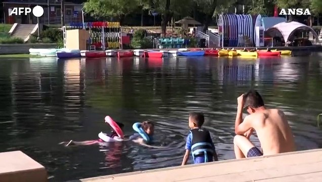 Ondata di caldo record in Cina, a Pechino ci si rinfresca nel fiume Liangma