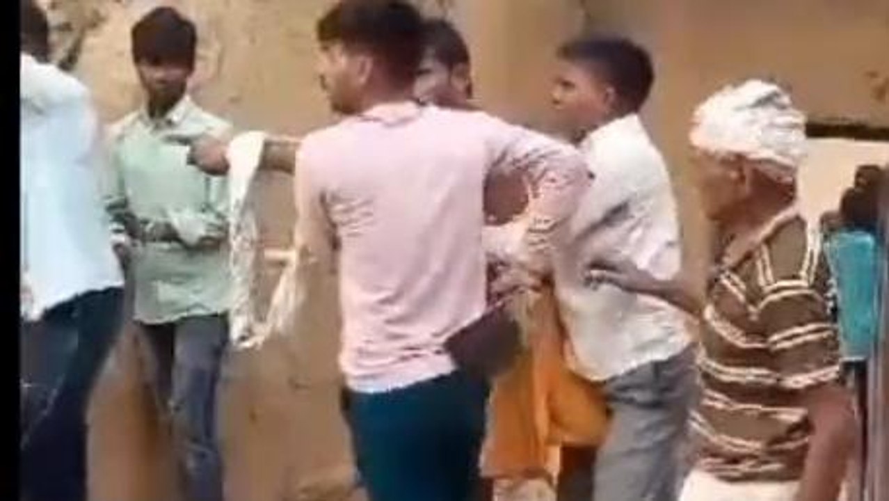 रोहतास: भुमि विवाद को लेकर दो पक्षों में खूनी संघर्ष, मारपीट का वीडियो वायरल, देखिए