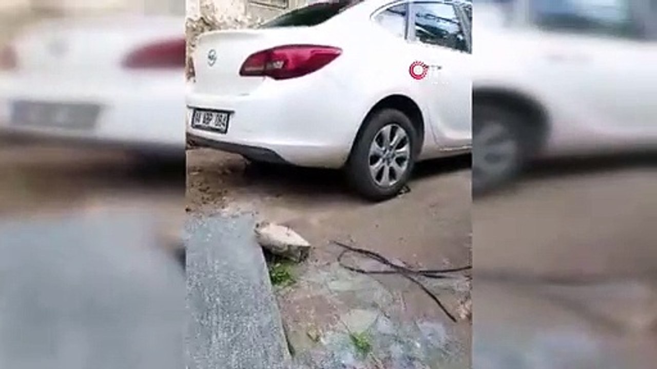 Le panneau d'énergie solaire volant du toit dans la tempête est tombé sur le véhicule