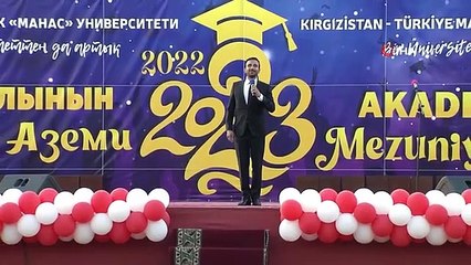 Enthousiasme pour la remise des diplômes à Manas Le rêve d'Abdısatar, qui est né avec un handicap, s'est réalisé