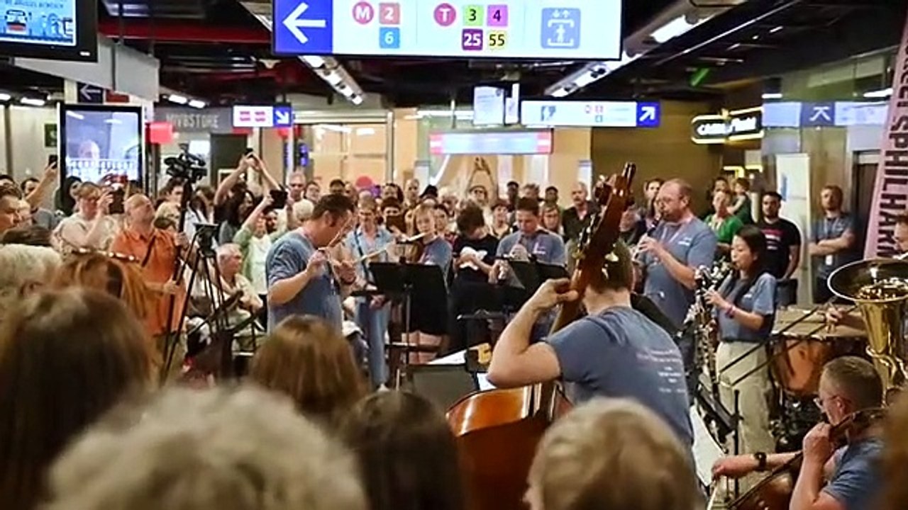 Brüksel Filarmoni Orkestrası Rogier metro istasyonunda ücretsiz konser verdi