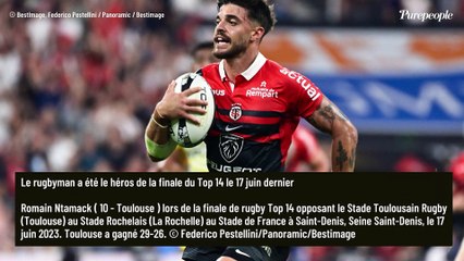 PHOTO Romain Ntamack, torse nu et hyper musclé : le héros de la finale du Top 14 fait la fiesta uniquement vêtu d'un... slip !