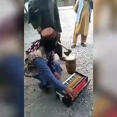 Taliban üyeleri caiz olmadığı gerekçesi ile müzik aletlerini balta ile kırdı